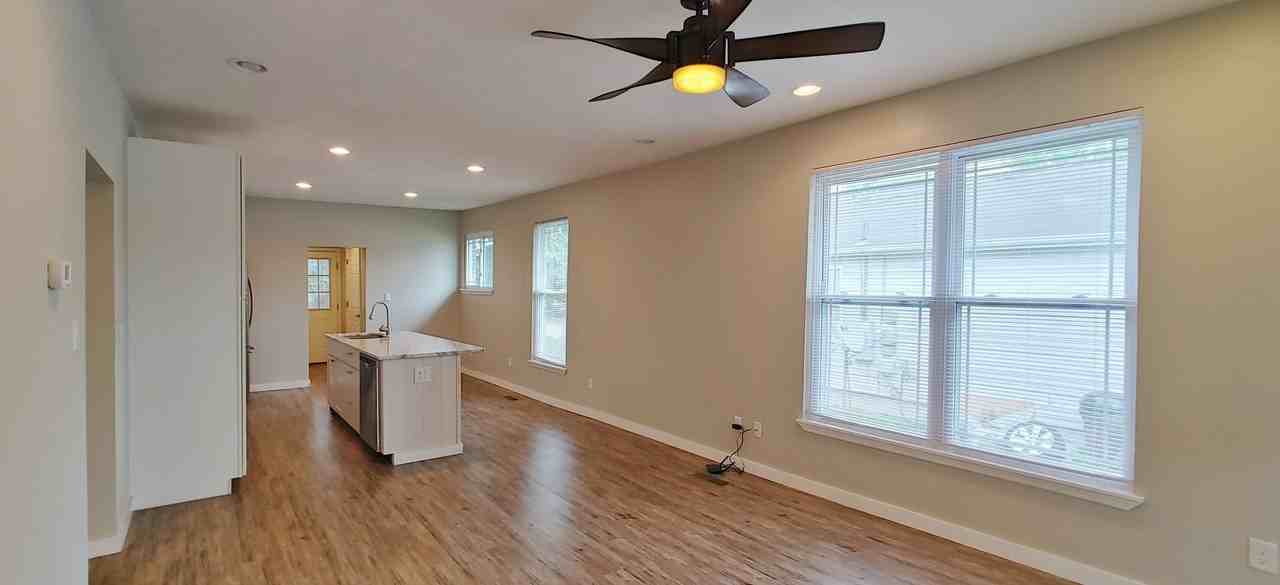 2111 Oak St - Photo 5 of 30