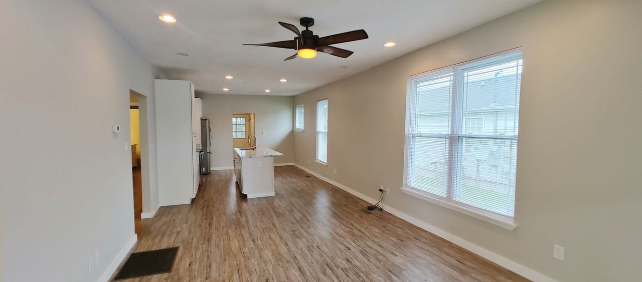 2111 Oak St - Photo 3 of 30