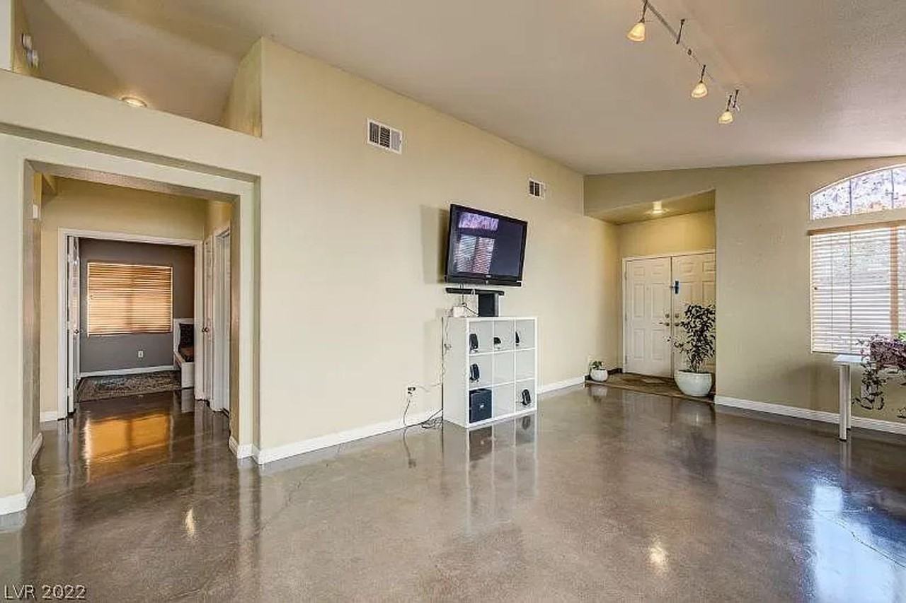 9828 Pioneer Ave - Photo 2 of 16