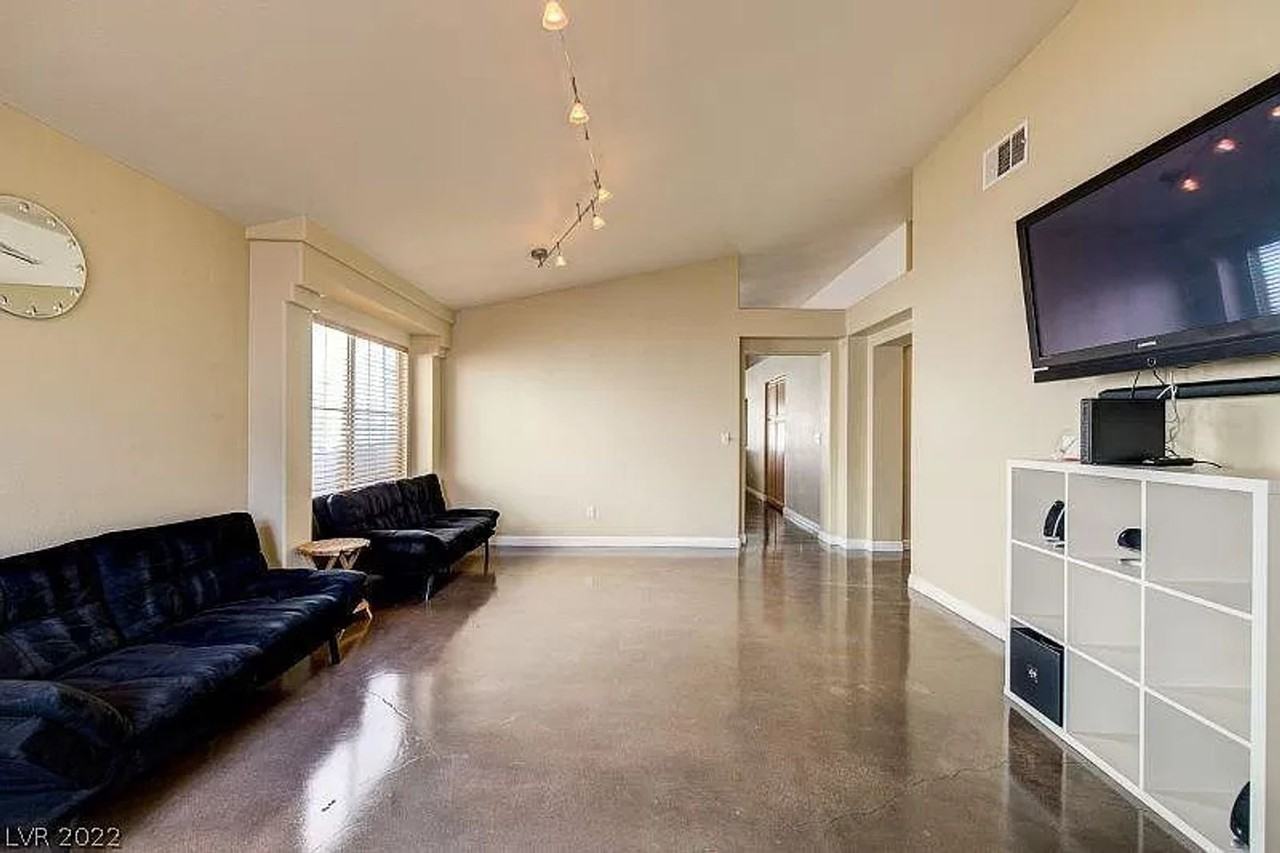 9828 Pioneer Ave - Photo 3 of 16