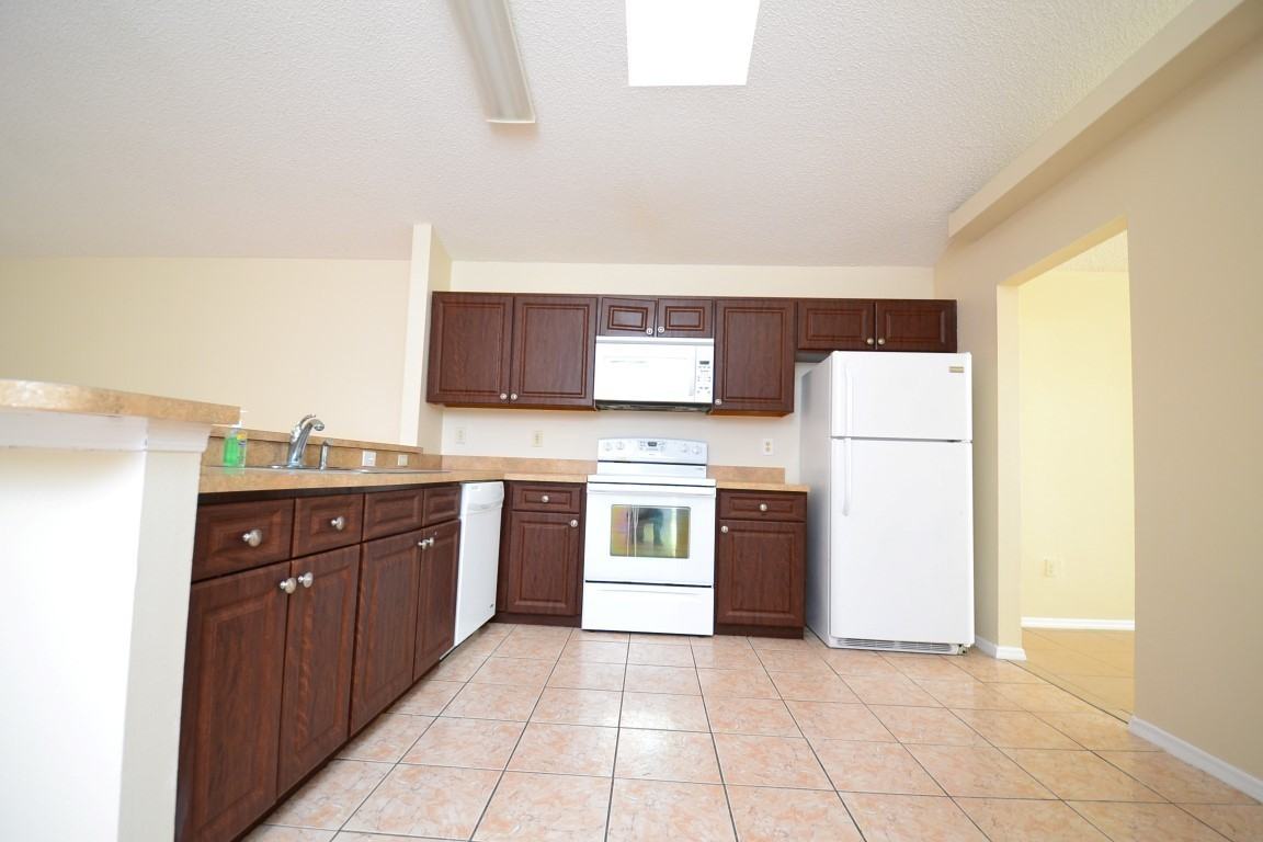 549 Tall Oaks Ter - Photo 3 of 15