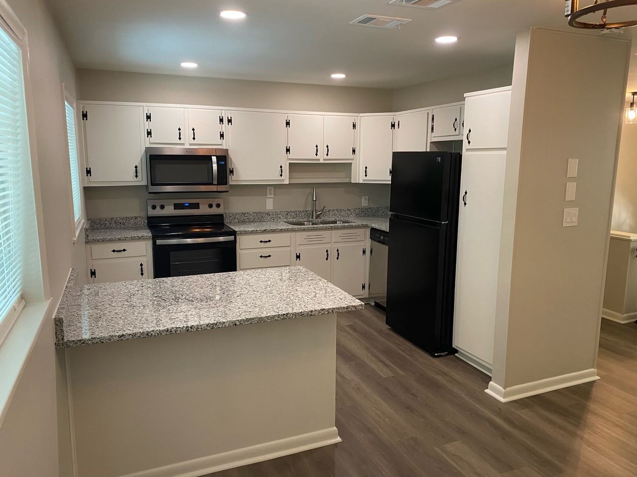 2467 Carolyn Dr Se #NA - Photo 2 of 4