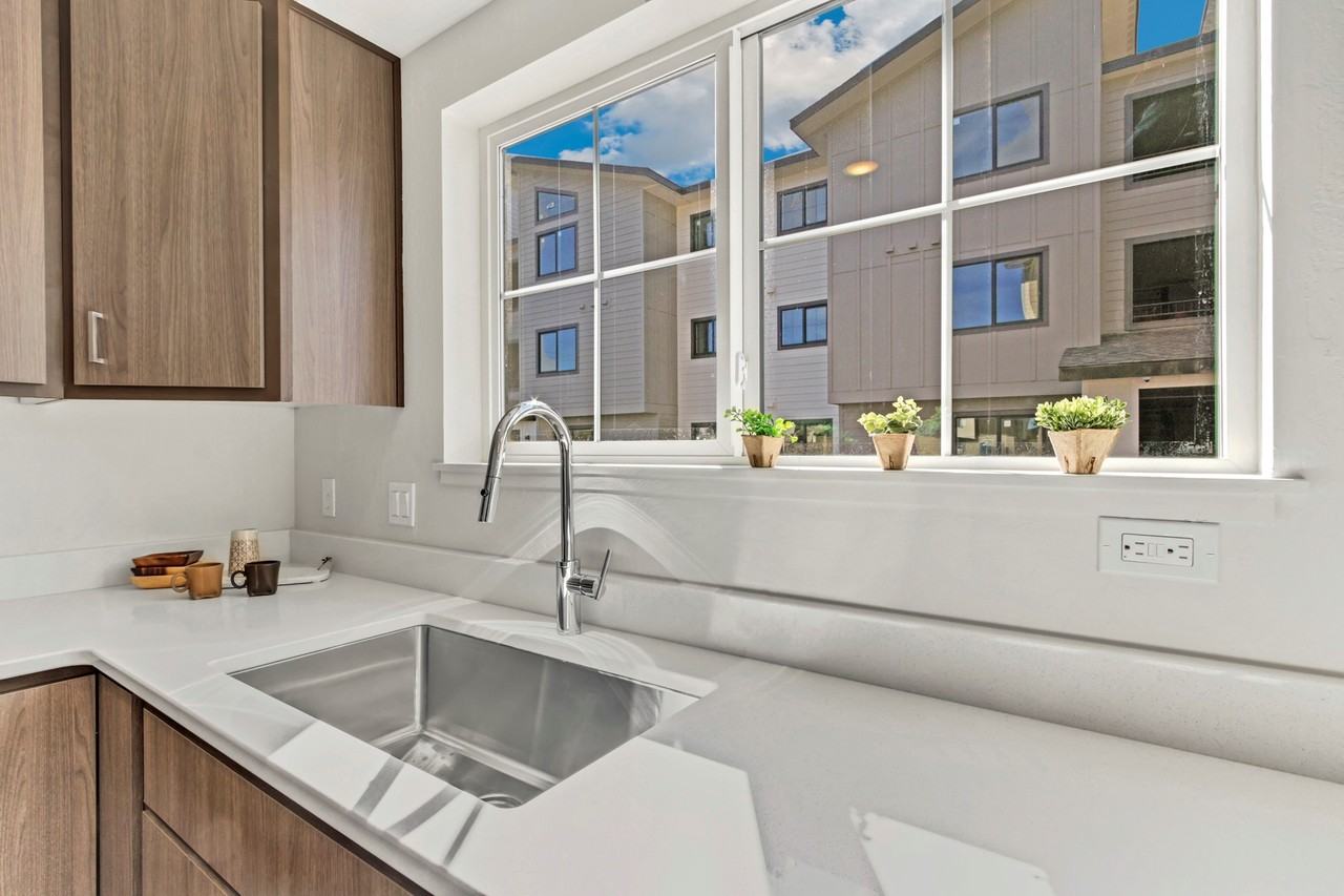 306 E Rr Ave - Photo 3 of 13
