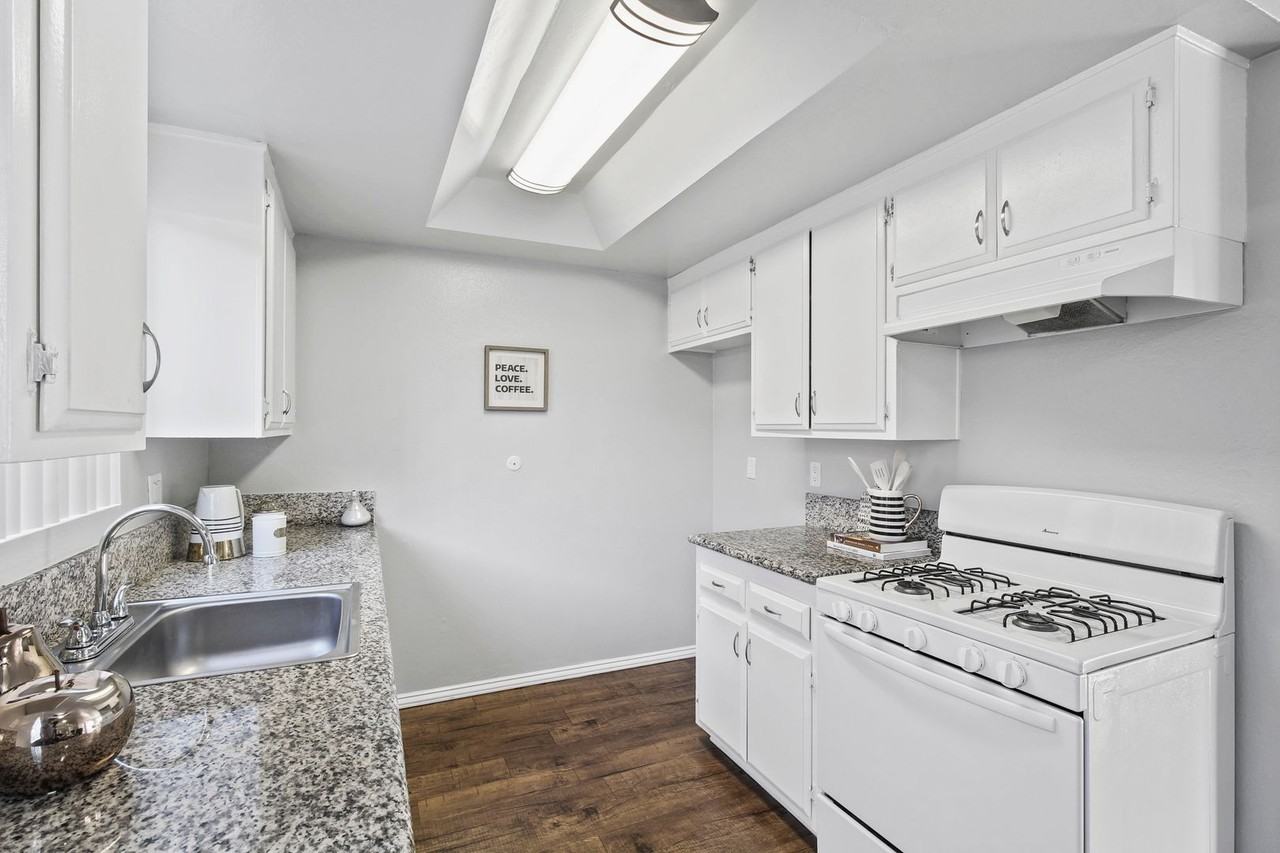 Villa Marseilles Apartments - Photo 4 of 50