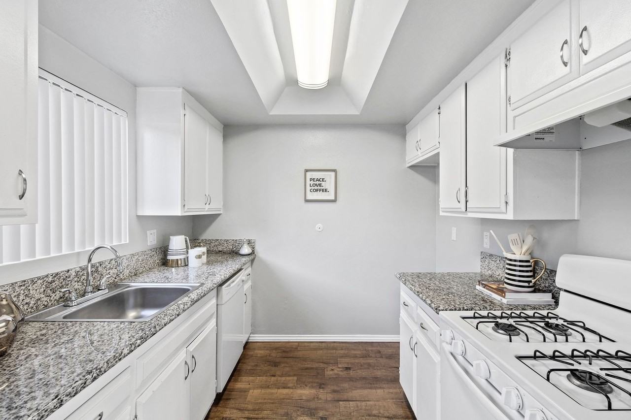 Villa Marseilles Apartments - Photo 5 of 50