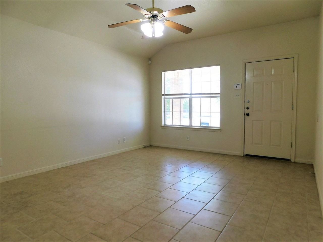 1301 Cinch Dr - Photo 3 of 19