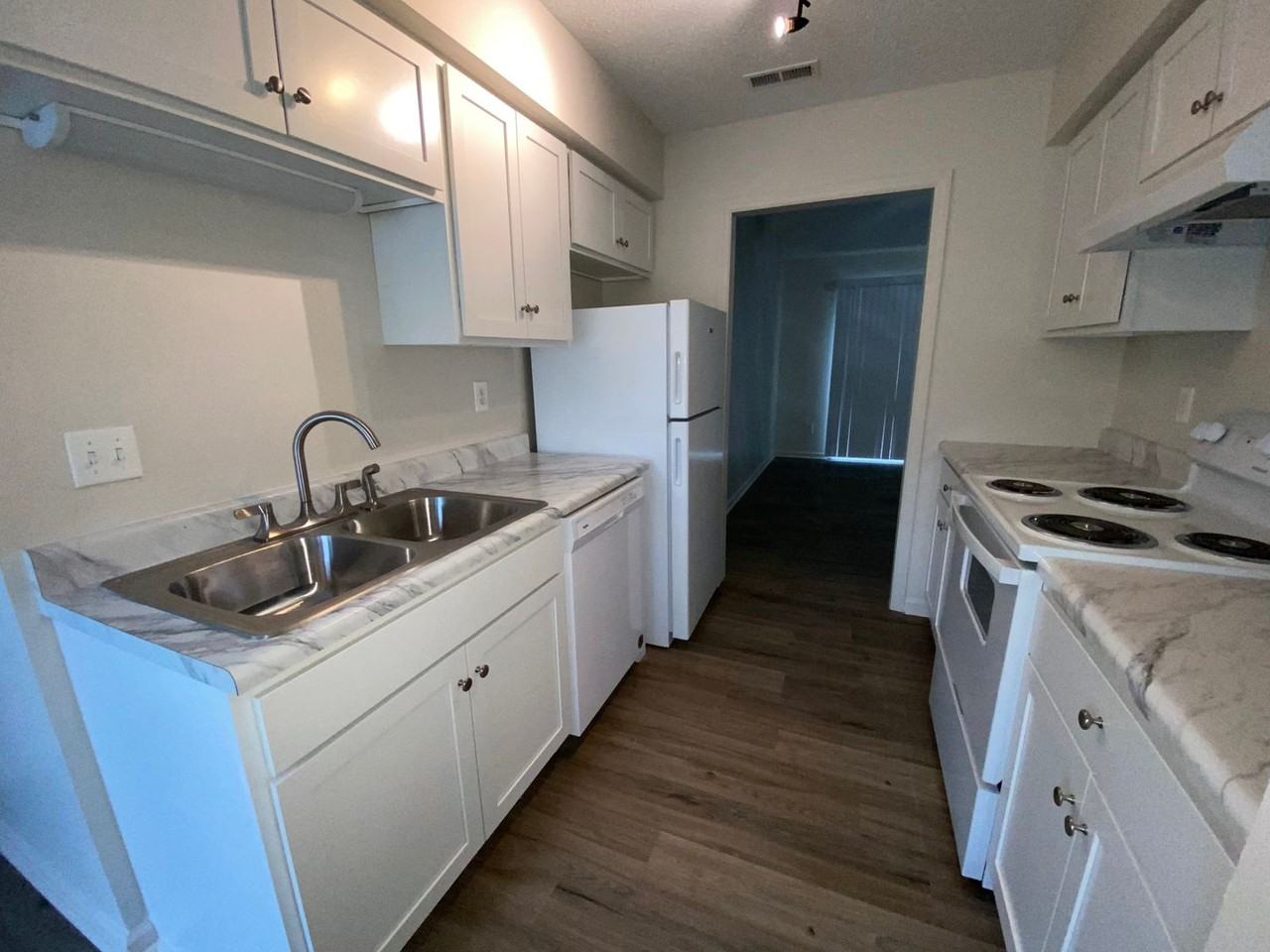 1932 Greenstone Ct - Photo 3 of 3