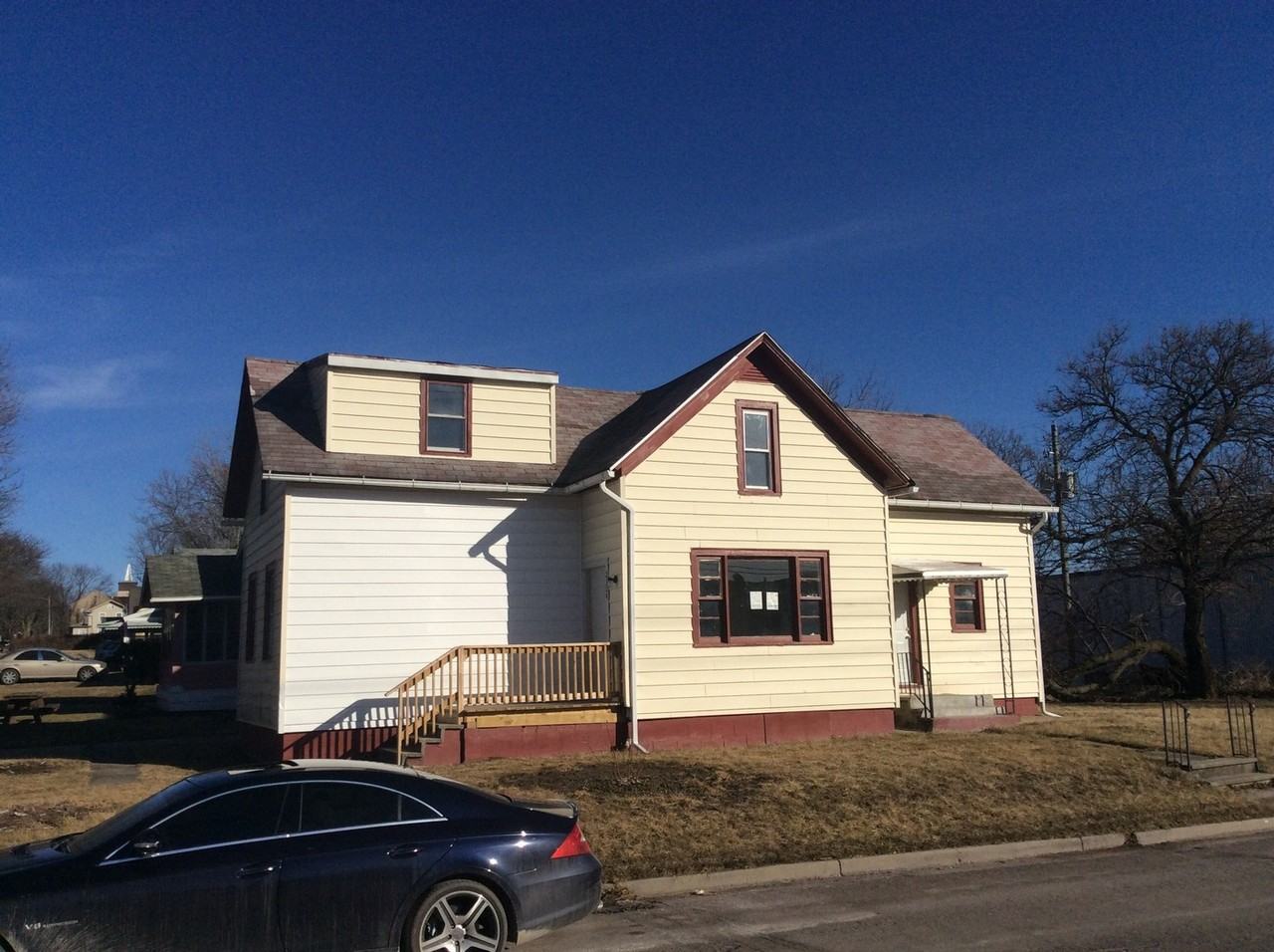 2304 Pittsburg St - Photo 2 of 9