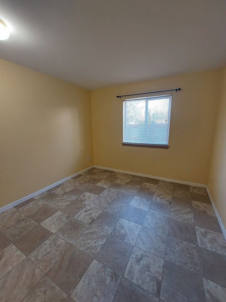 1703 Texas St - Photo 5 of 16