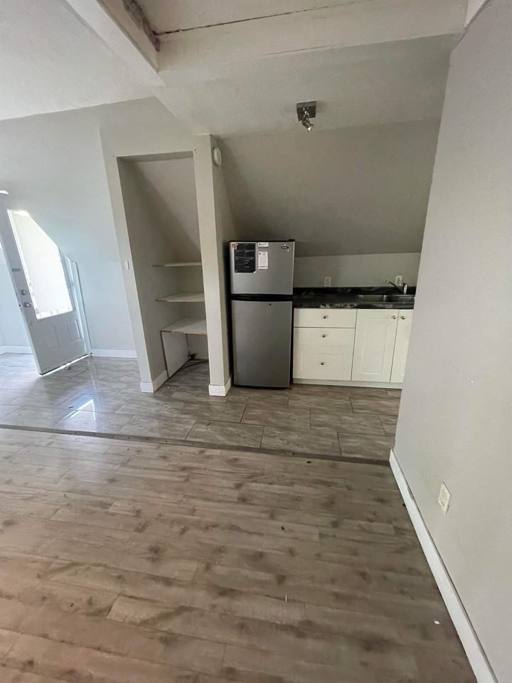 11 Storey Rd W #A - Photo 3 of 12