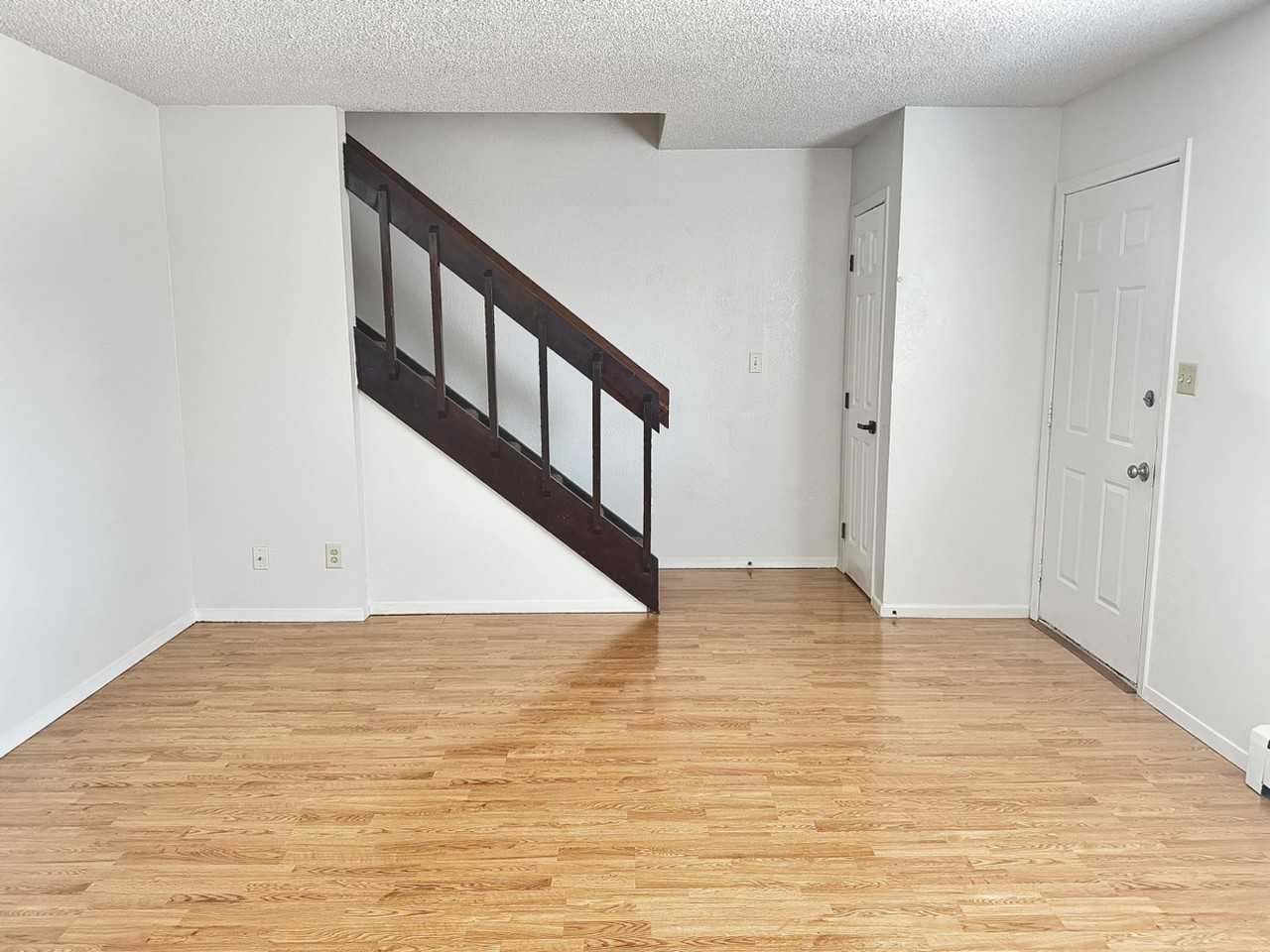 101 Peter Dr - Photo 2 of 18