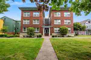 featured image of 215 S G St