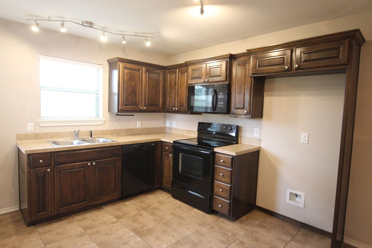 18057 Loring Ln - Photo 7 of 19