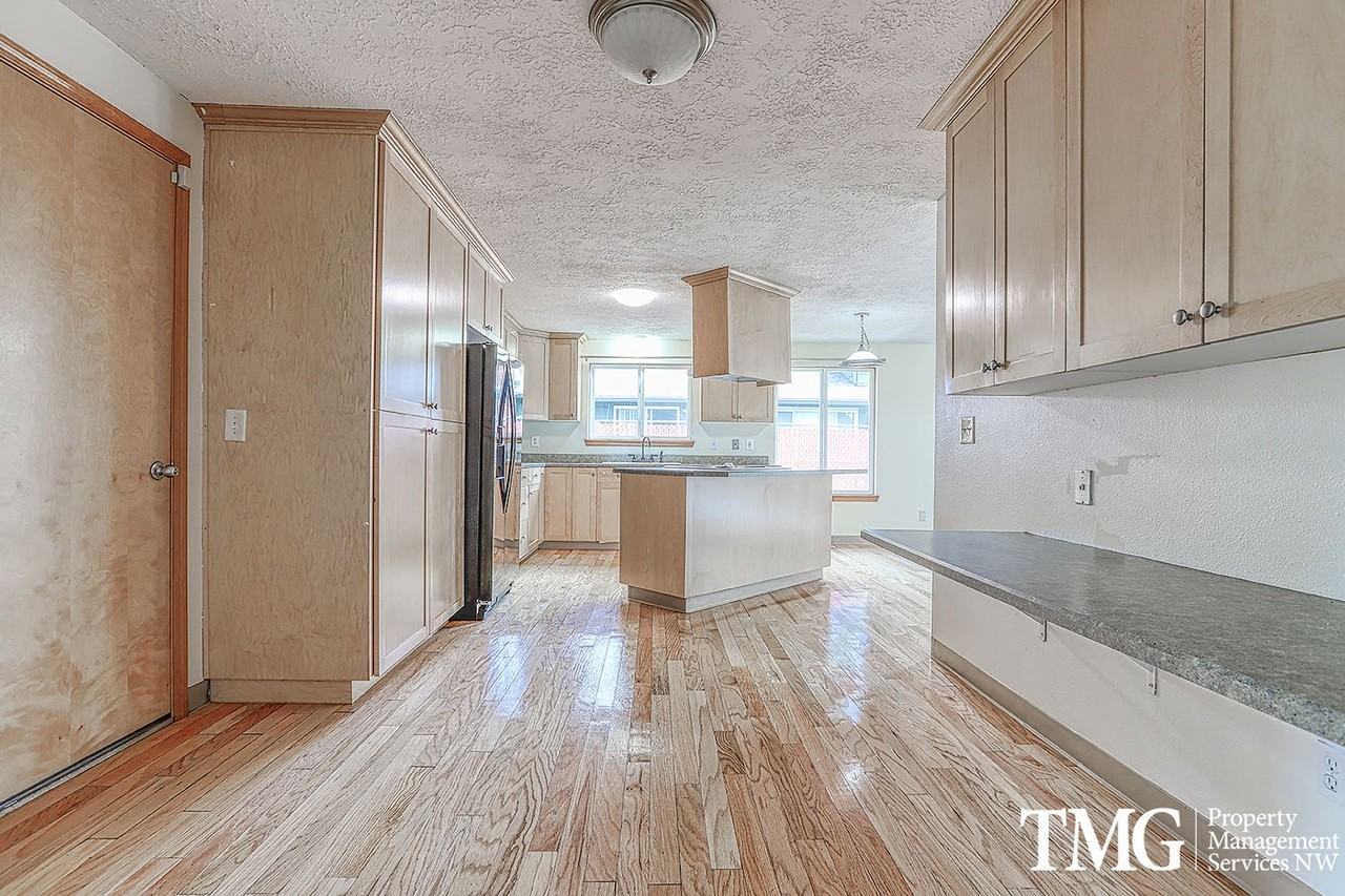 550 Ne 165th Ave - Photo 2 of 26