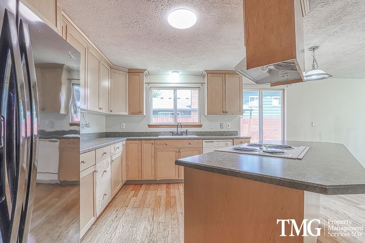 550 Ne 165th Ave - Photo 3 of 26