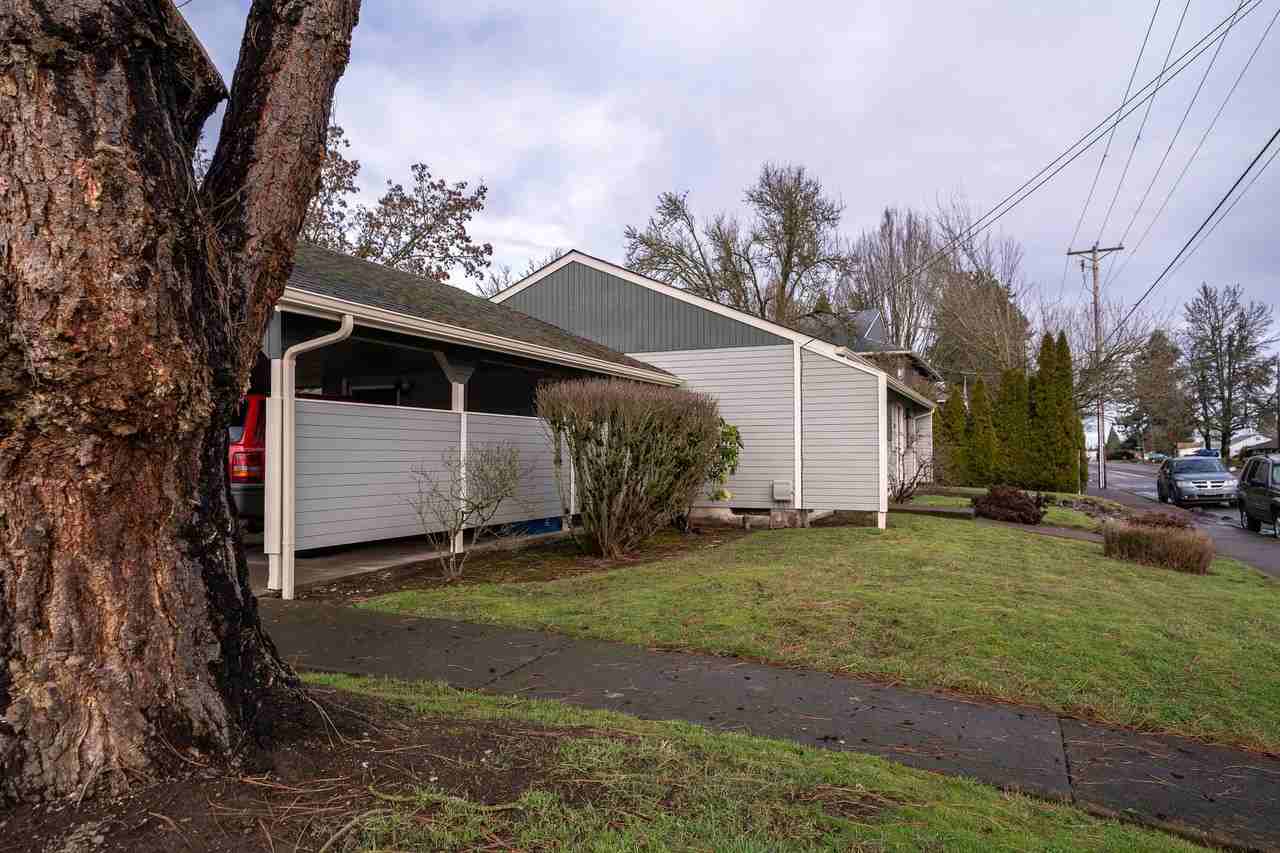 2200-2202 Geary St SE - Photo 3 of 7