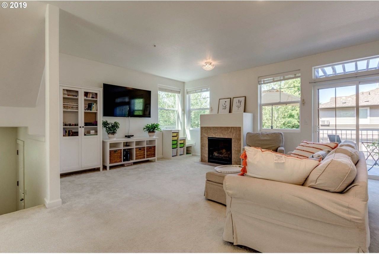 1877 Ne 102nd Ave - Photo 4 of 31