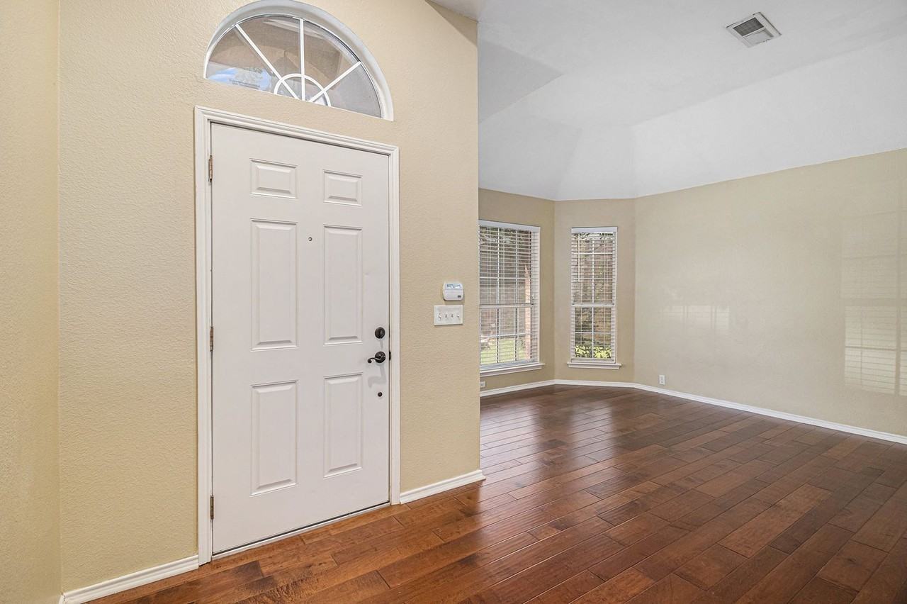 4721 Park Bend Dr - Photo 3 of 24