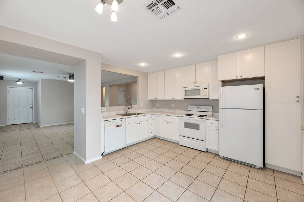 2216 E Spruce Dr - Photo 3 of 15