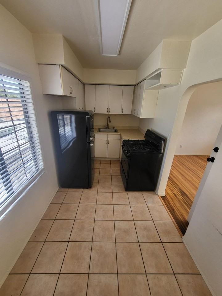 2517 1/2 Congress St - Photo 3 of 10