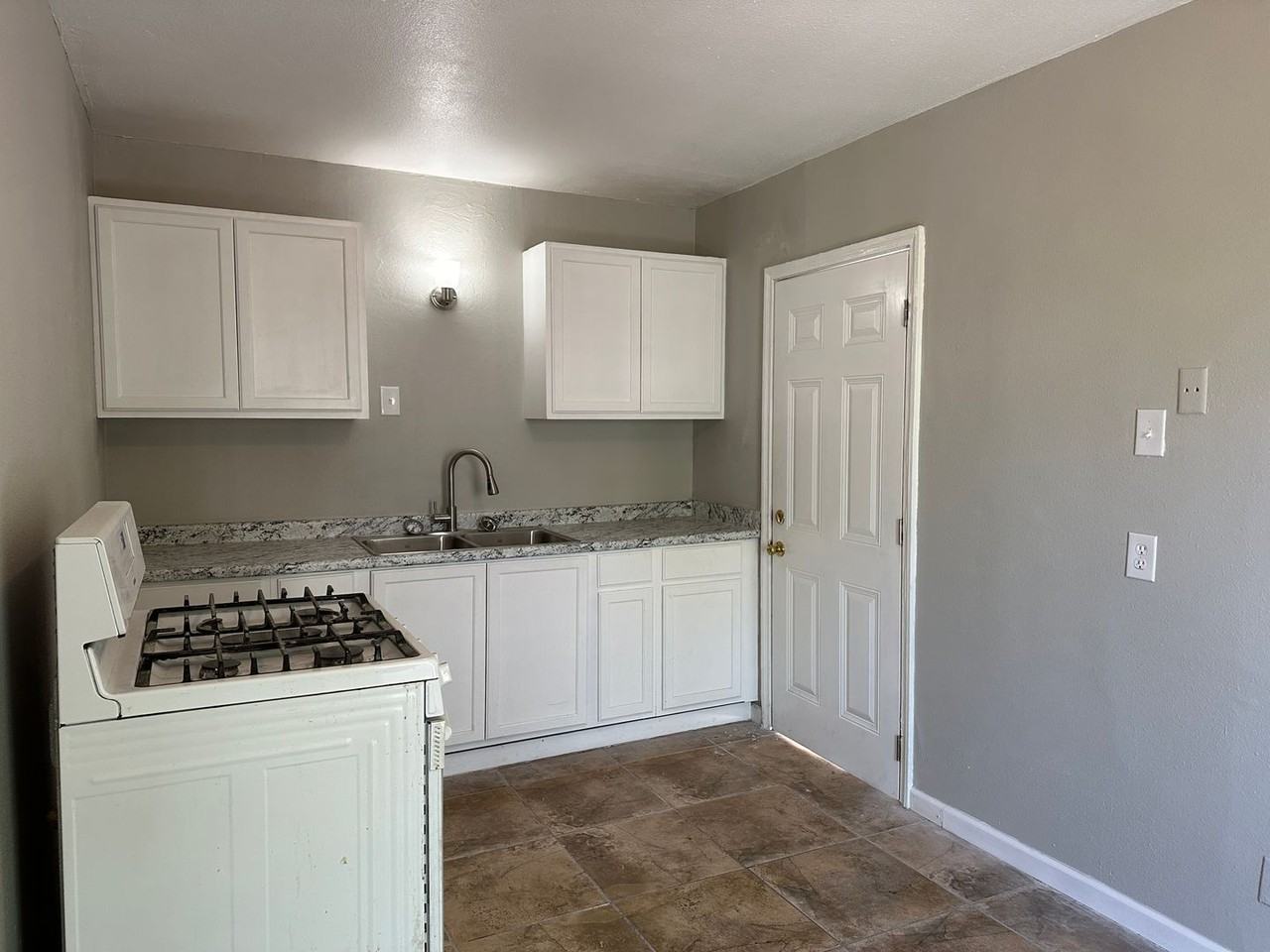 1361 Daytona Dr - Photo 2 of 6