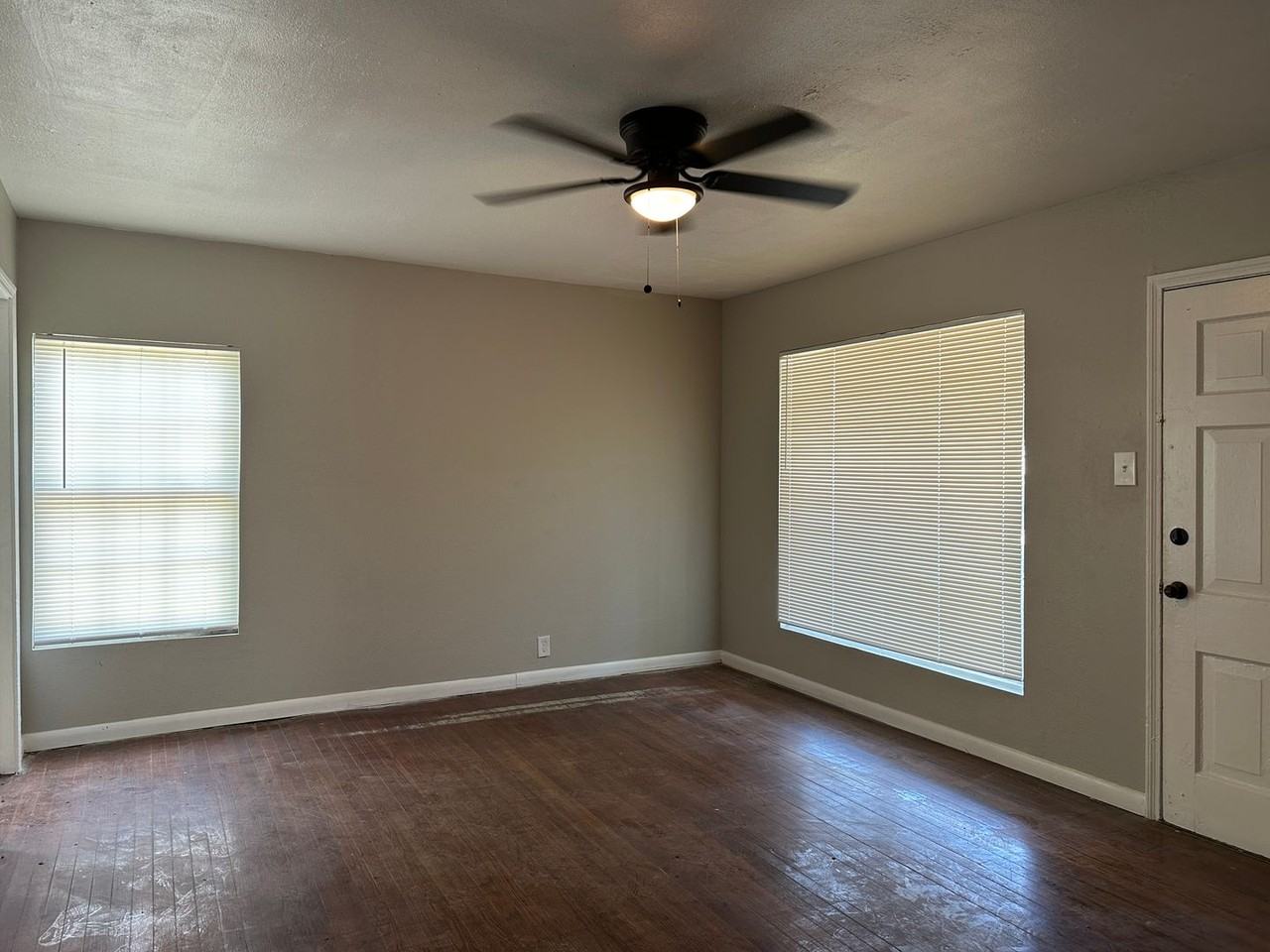 1361 Daytona Dr - Photo 3 of 6