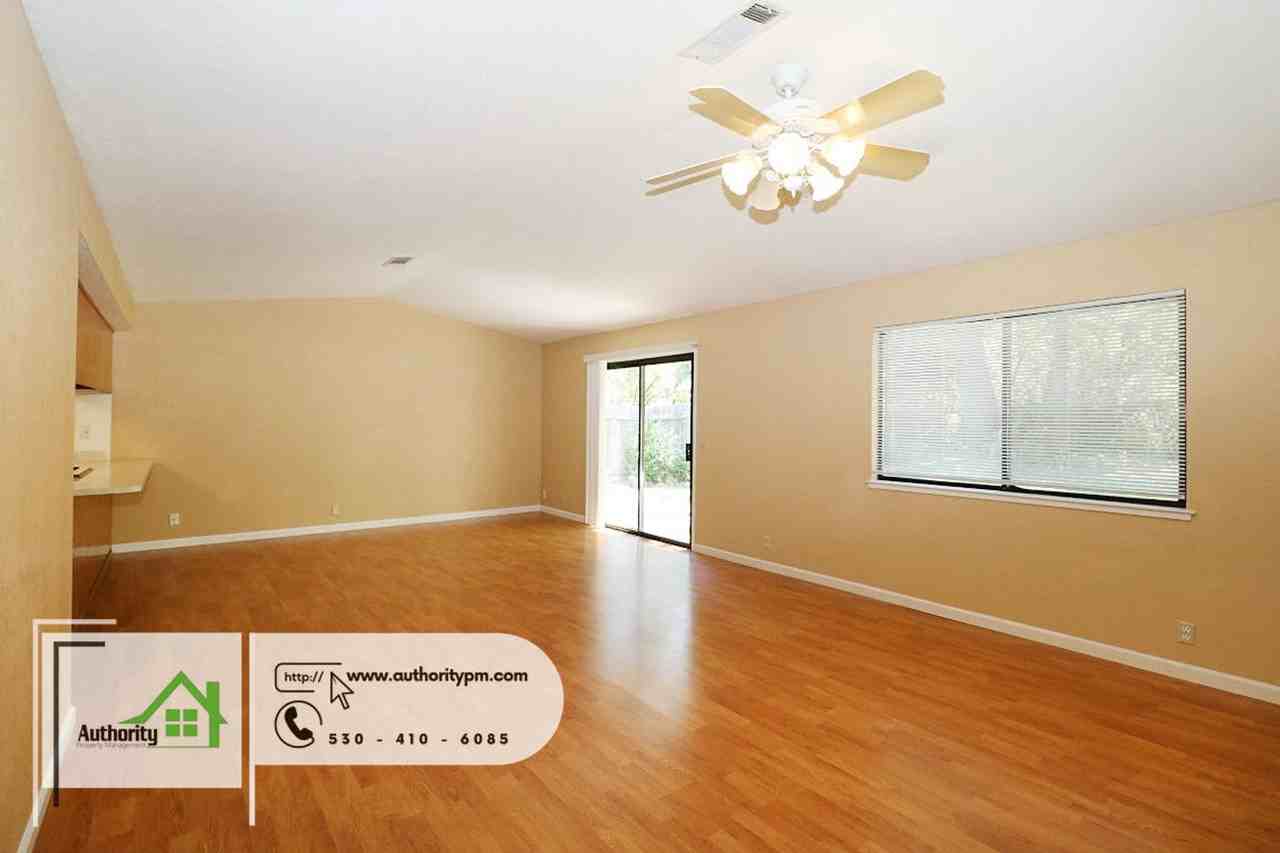 6822 Creekside St - Photo 3 of 24