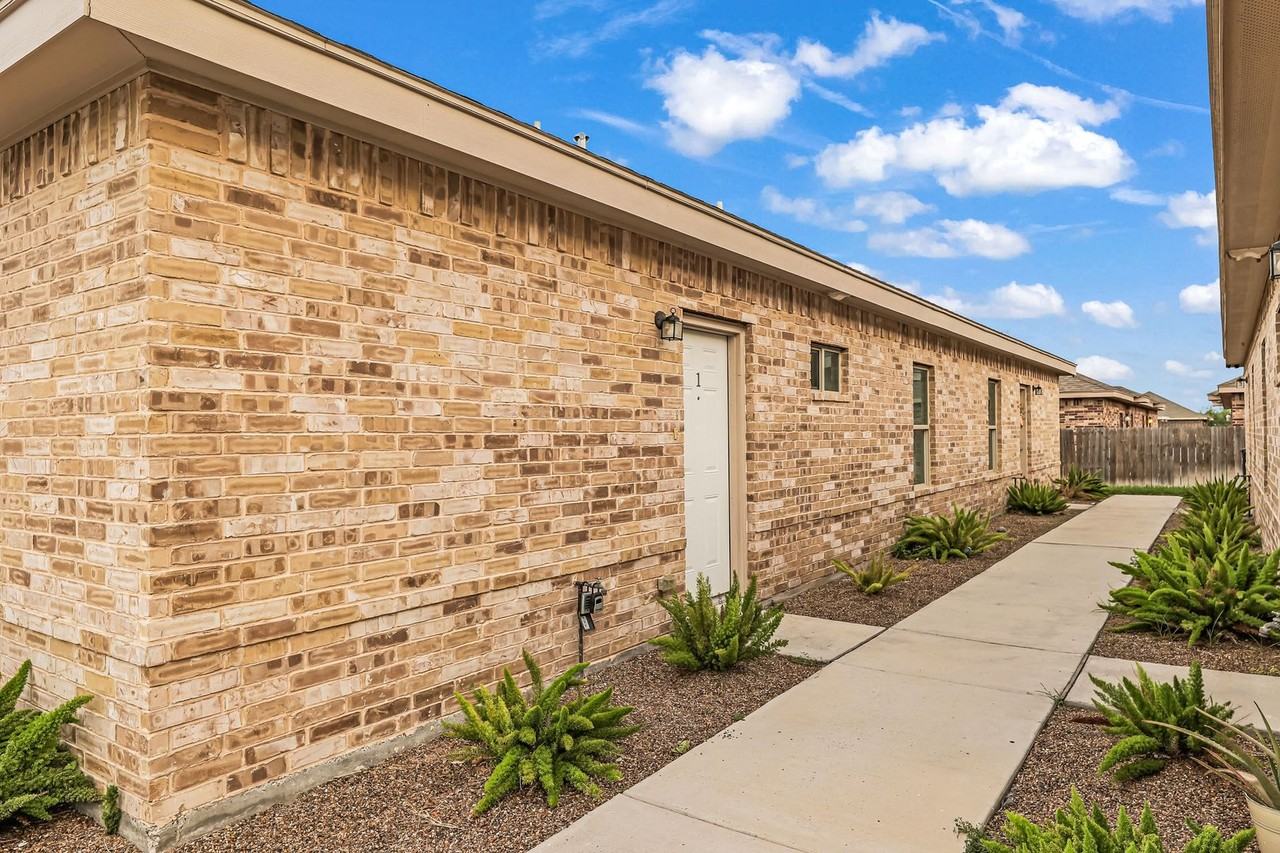 Eisenhower Apts - Photo 2 of 11