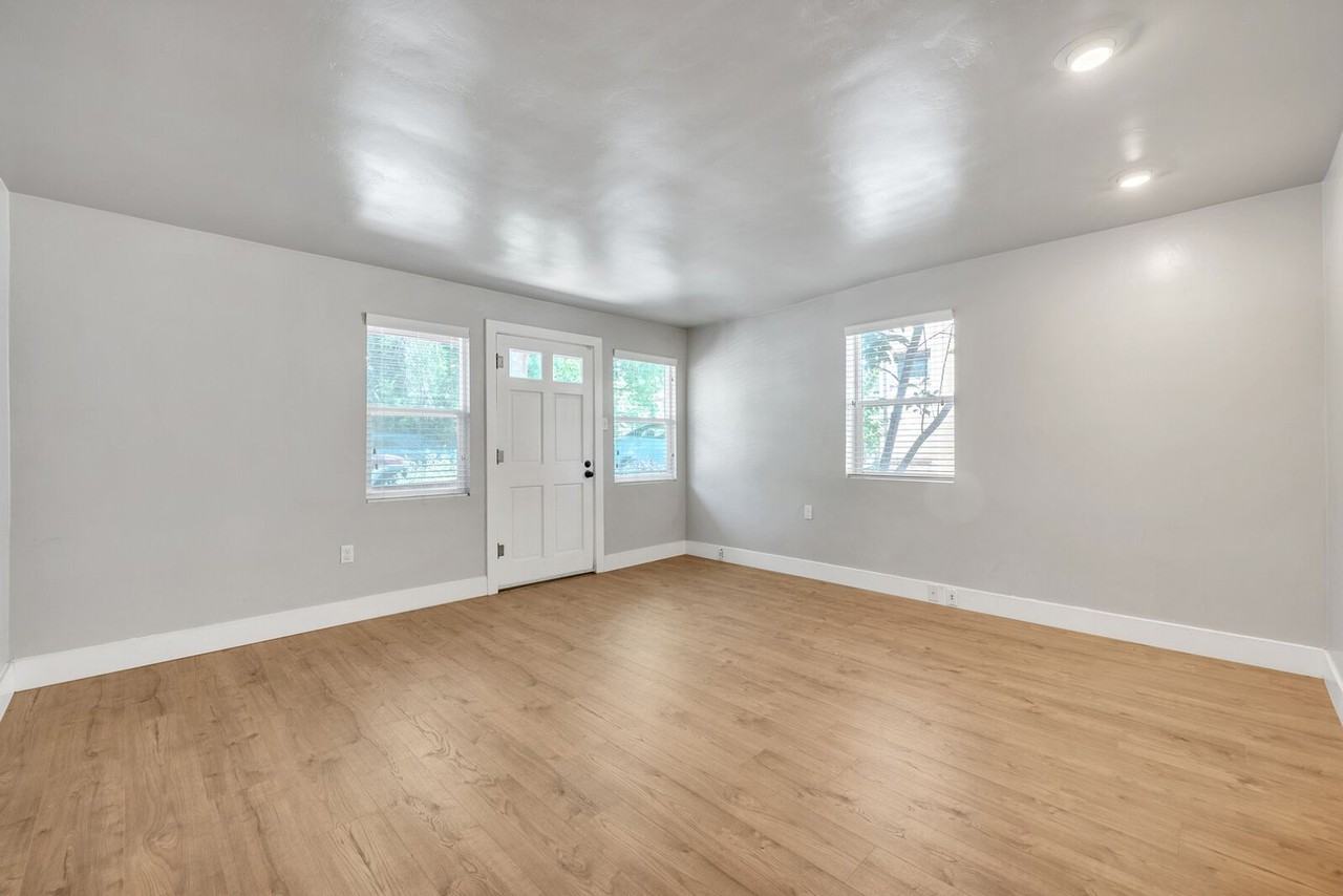 3045 Franklin Blvd - Photo 3 of 19