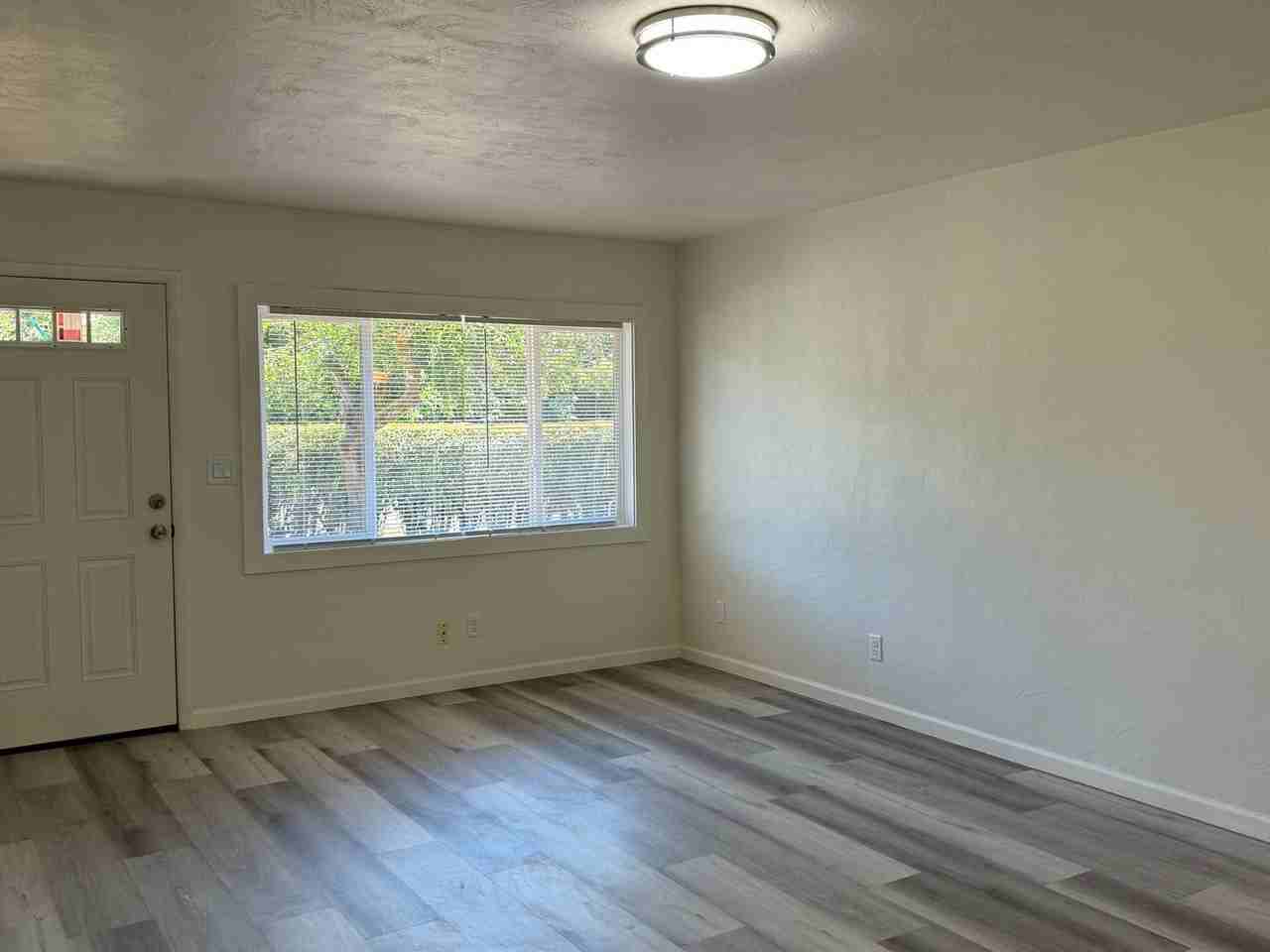 2545 31st St - Photo 4 of 23