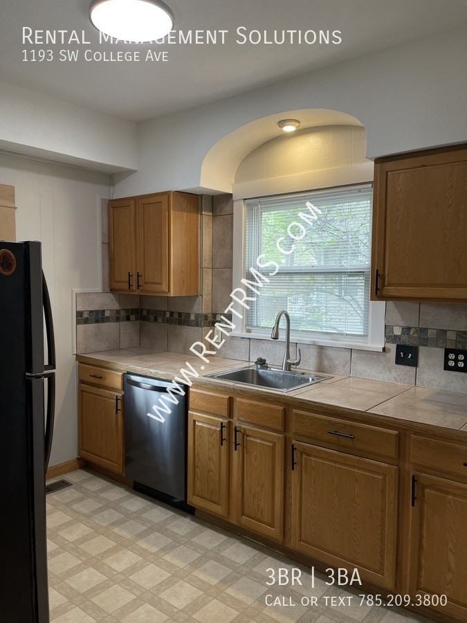 1193 Sw College Ave - Photo 3 of 27