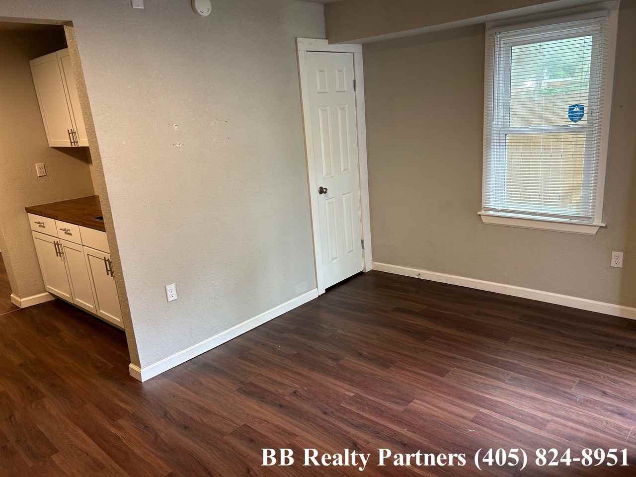 1121 S Quaker Ave #B - Photo 5 of 19