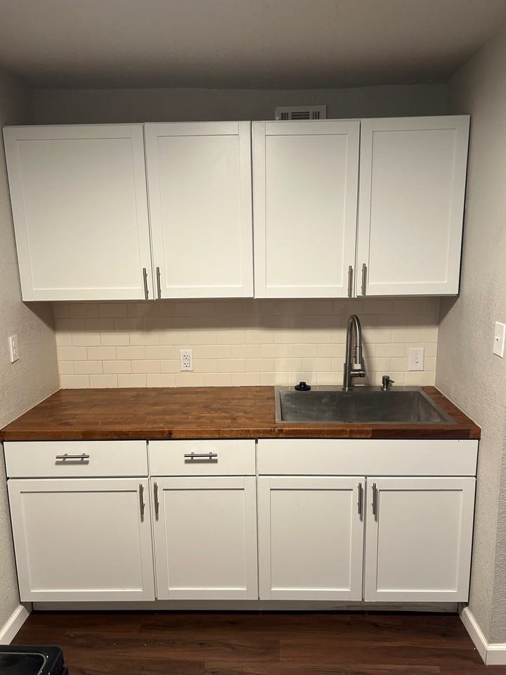 1121 S Quaker Ave #B - Photo 7 of 19