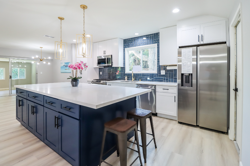 22306 Hart St - Photo 4 of 20