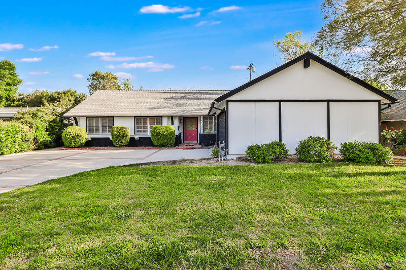 22306 Hart St - Photo 2 of 20