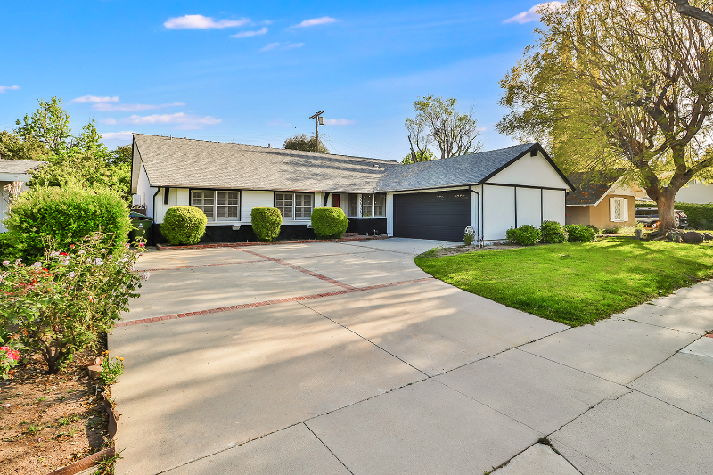 22306 Hart St - Photo 5 of 20