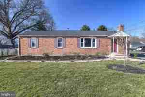 featured image of 11 Maple Ave #MAIN