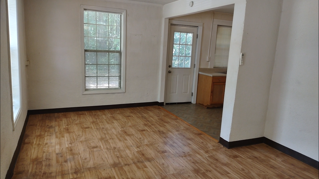 609 E 7th St #B - Photo 2 of 8