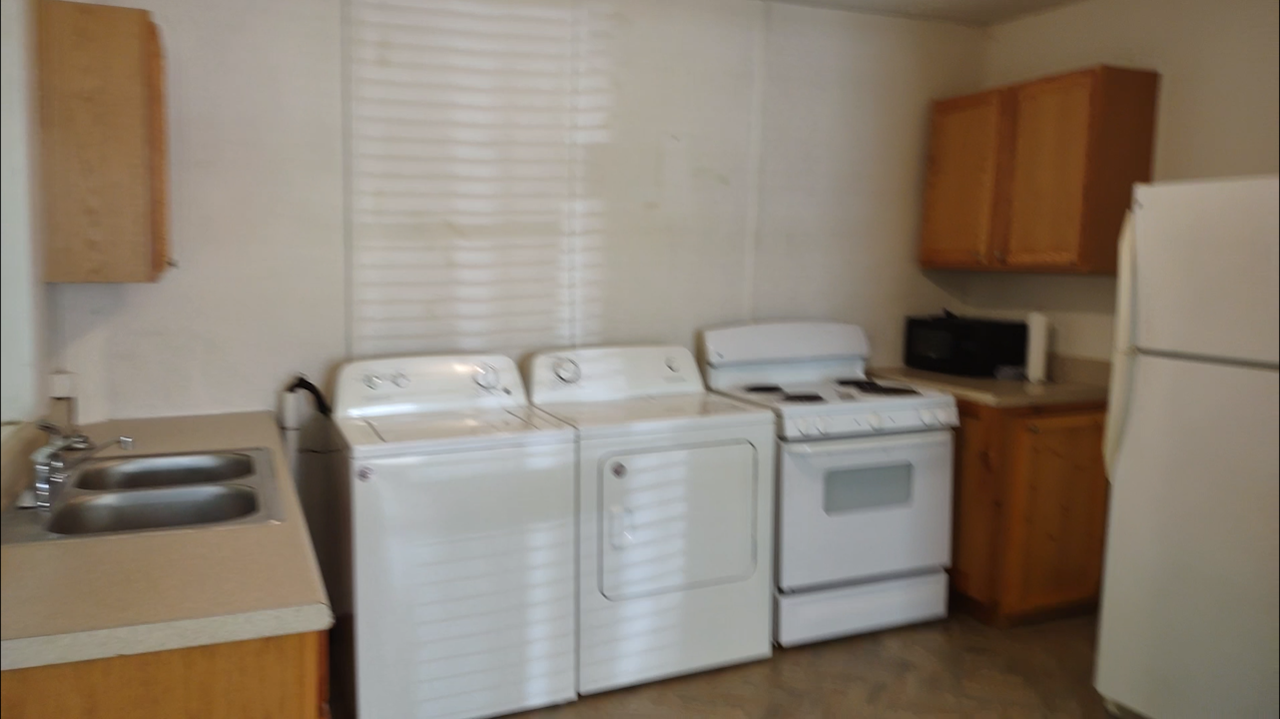 609 E 7th St #B - Photo 3 of 8