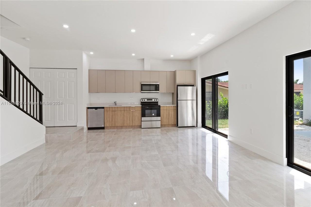 135 Sw 114th Ave - Photo 2 of 8