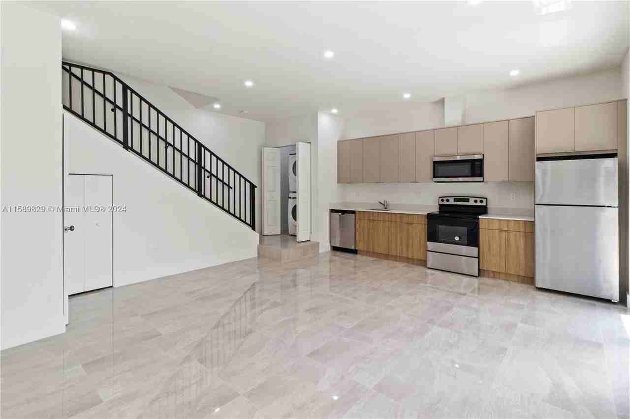 135 Sw 114th Ave - Photo 3 of 8