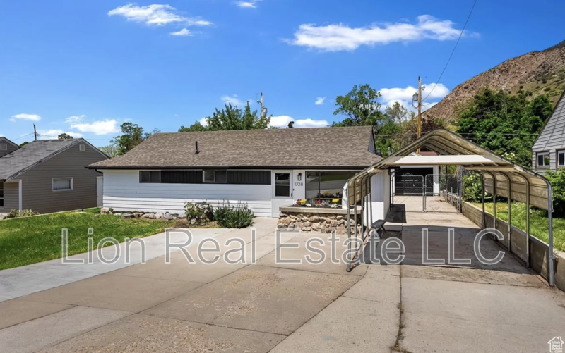 1328 Harrop St - Photo 2 of 29