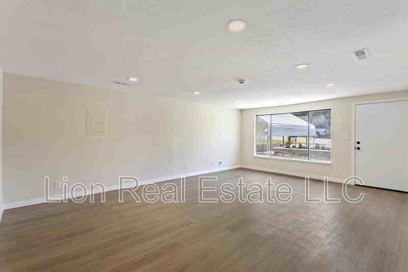 1328 Harrop St - Photo 3 of 29