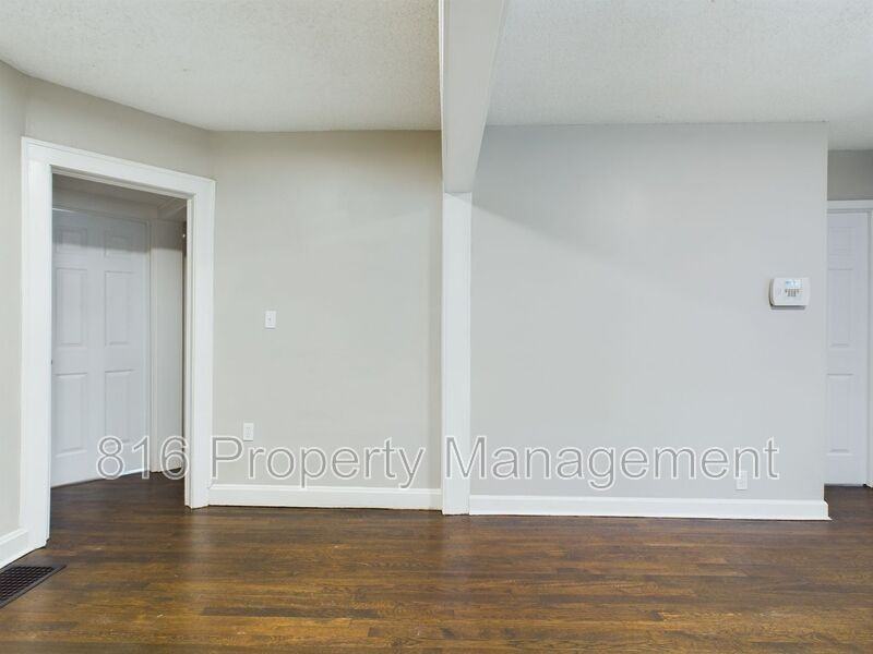 3032 Elmwood Ave - Photo 6 of 29