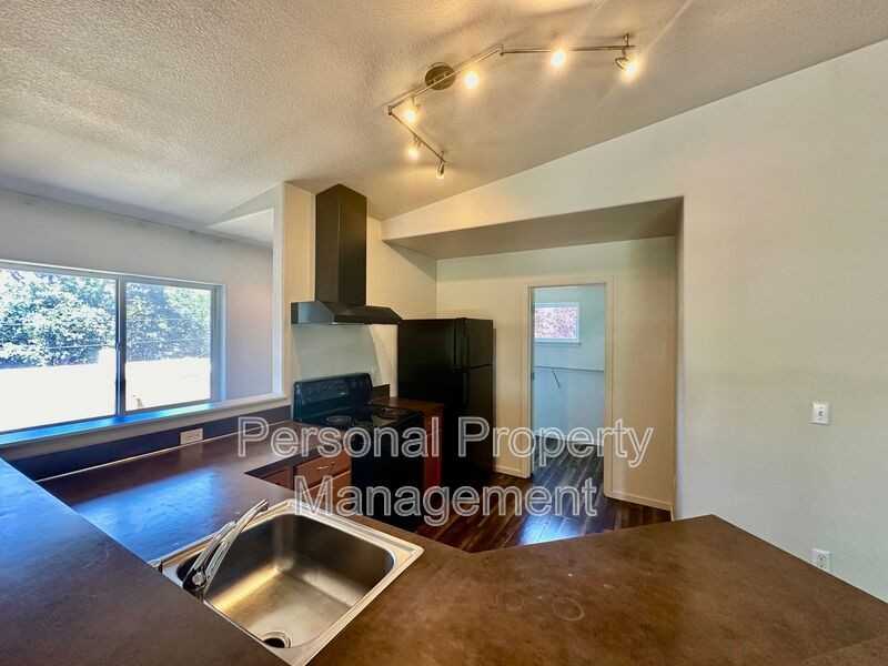 1710 Lincoln Ave - Photo 3 of 10