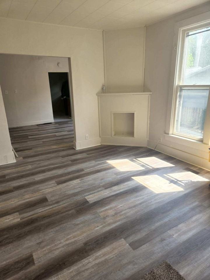 Charles St N 342-344 - Photo 2 of 7