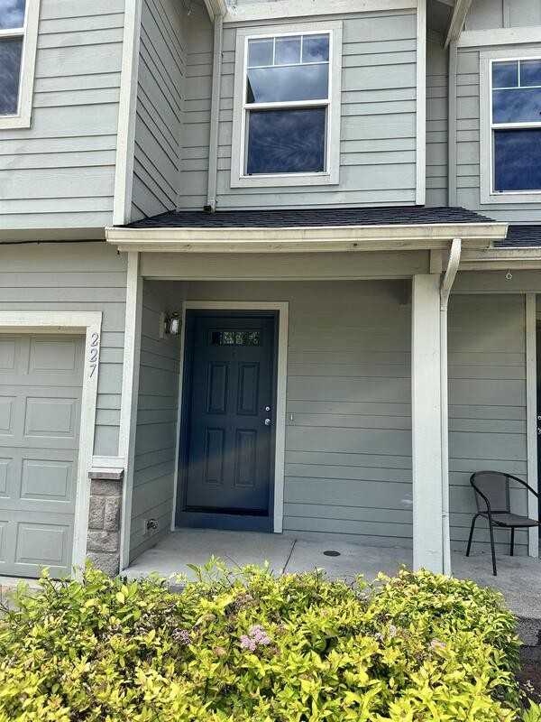 227 Pioneer Dr - Photo 3 of 28