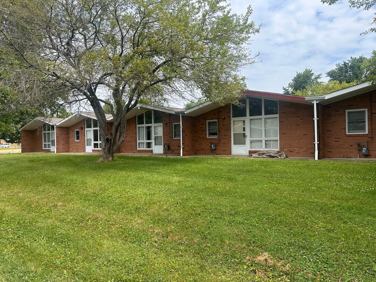 Move in TODAY! Spacious 1 and 2 bedrooms available - Photo 2 of 2