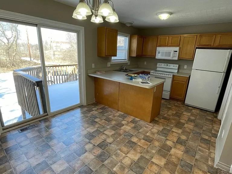 226 W Elm St - Photo 2 of 8