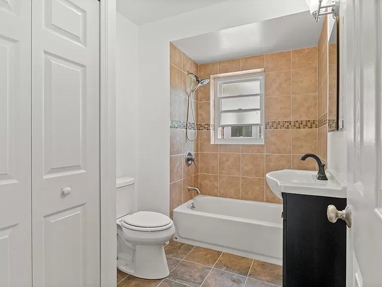 460 N Franklin St - Photo 2 of 33